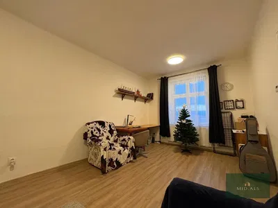 Sala de estar; chão de madeira, luz natural, estilo moderno, teto alto