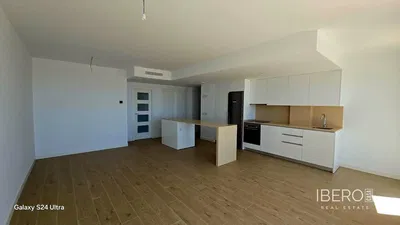 Woonkamer; houten vloer, natuurlijk licht, moderne stijl, hoge plafonds