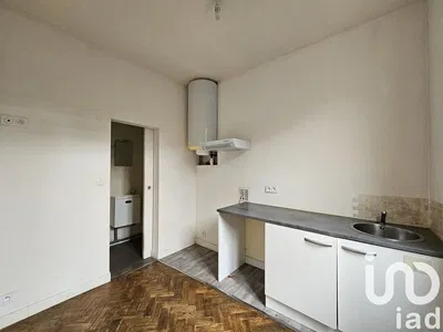 Obývačka; drevená podlaha, prirodzené svetlo, moderný štýl, vysoké stropy