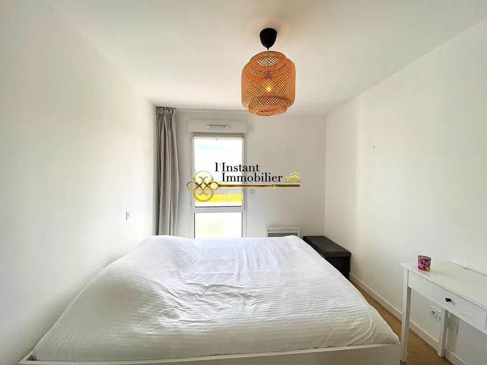 Living room; wood floor, natural light, modern style, high ceiling