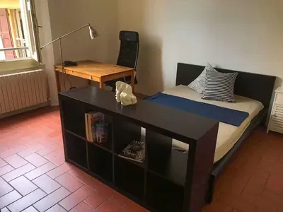 Woonkamer; natuurlijk licht, houten vloer, moderne stijl, hoge plafonds