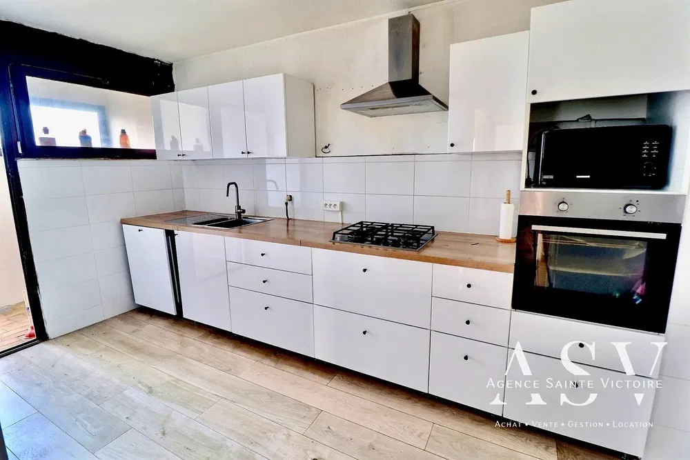 Salon; parquet, lumière naturelle, style moderne, hauteur sous plafond