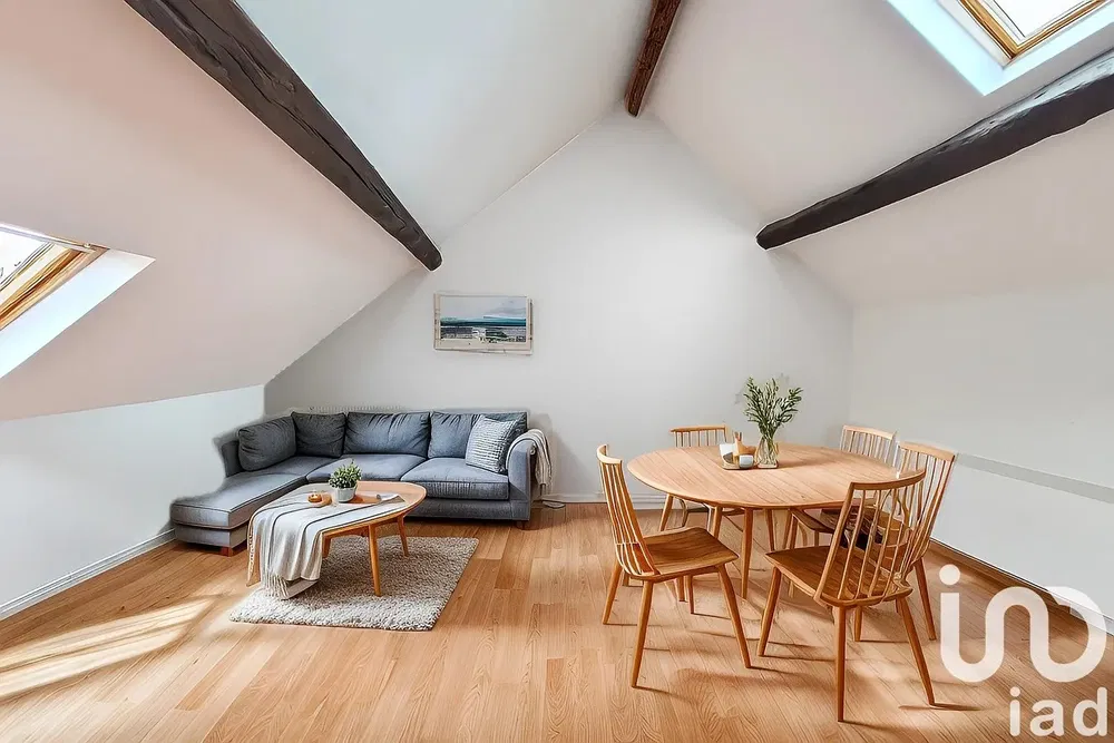 Wohnzimmer; holzboden, tageslicht, moderner stil, hohe decken