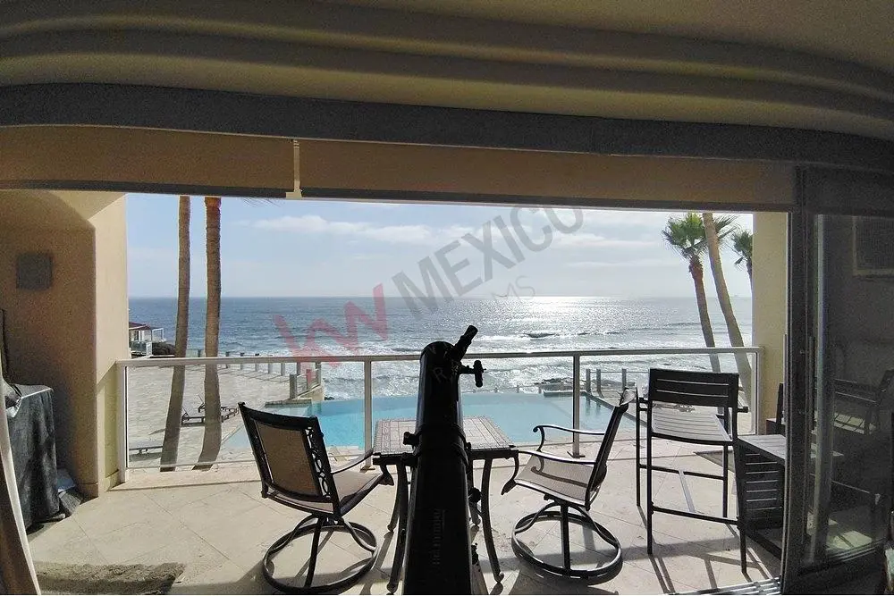 Salón; suelo de madera, luz natural, estilo moderno, techos altos