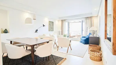 Дневна соба; дрвени под, природно светло, модерни стил, високи плафони