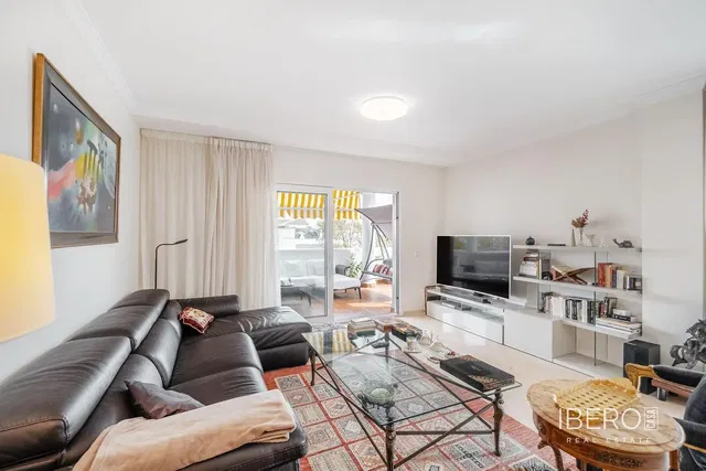 Obývačka; drevená podlaha, prirodzené svetlo, moderný štýl, vysoké stropy