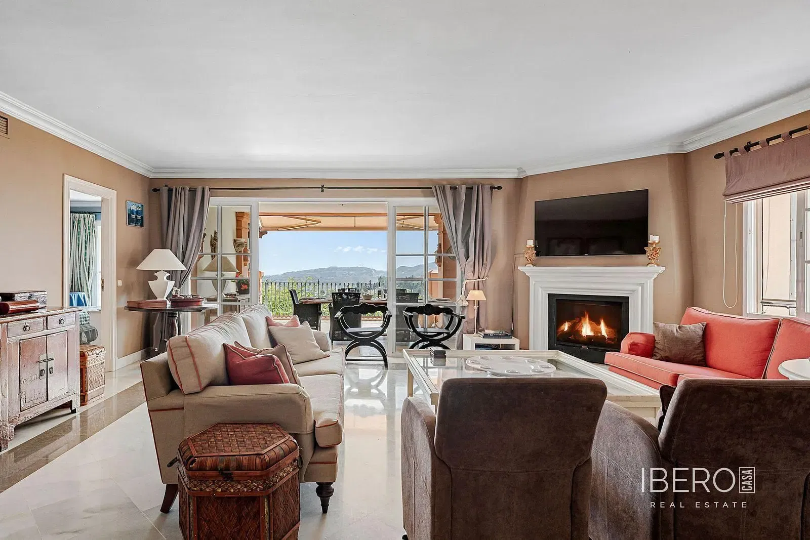 Obývačka; drevená podlaha, prirodzené svetlo, moderný štýl, vysoké stropy