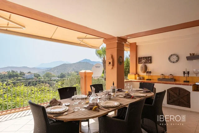 Wohnzimmer; holzboden, tageslicht, moderner stil, hohe decken