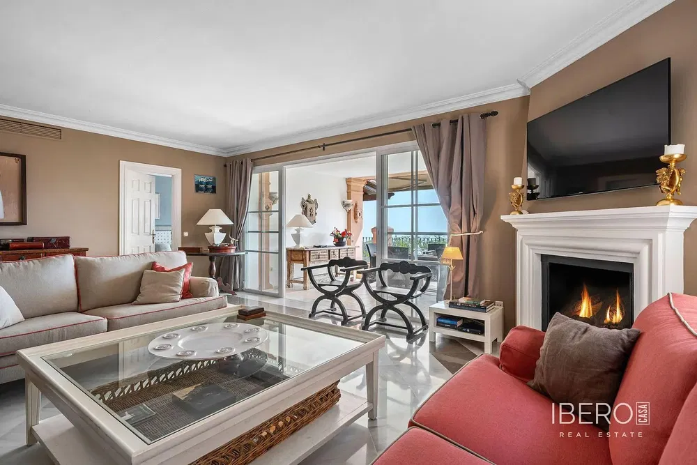 Obývačka; drevená podlaha, prirodzené svetlo, moderný štýl, vysoké stropy