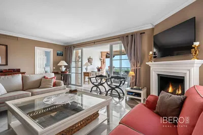 Obývačka; drevená podlaha, prirodzené svetlo, moderný štýl, vysoké stropy