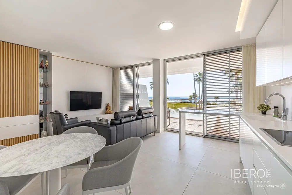 Obývačka; drevená podlaha, prirodzené svetlo, moderný štýl, vysoké stropy