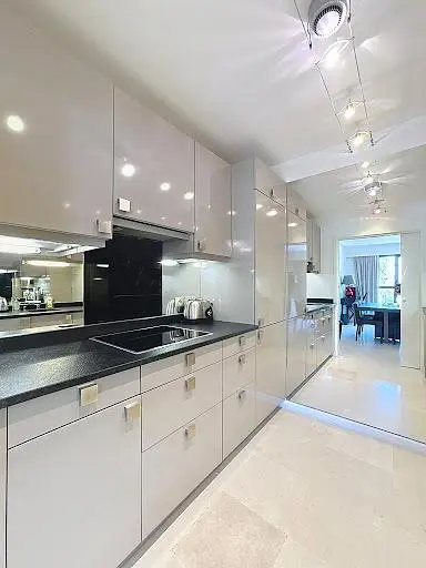 Mutfak; mutfak aletleri, ahşap zemin, doğal ışık, modern stil, tadilatlı