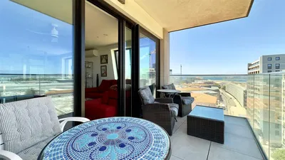 Living room; wood floor, natural light, modern style, high ceiling