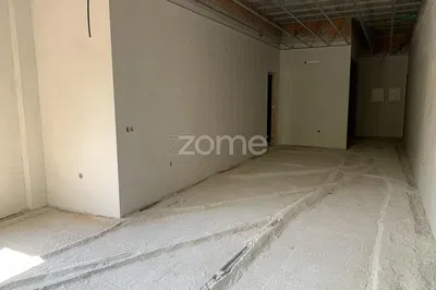 Soggiorno; pavimento in legno, luce naturale, stile moderno, soffitti alti