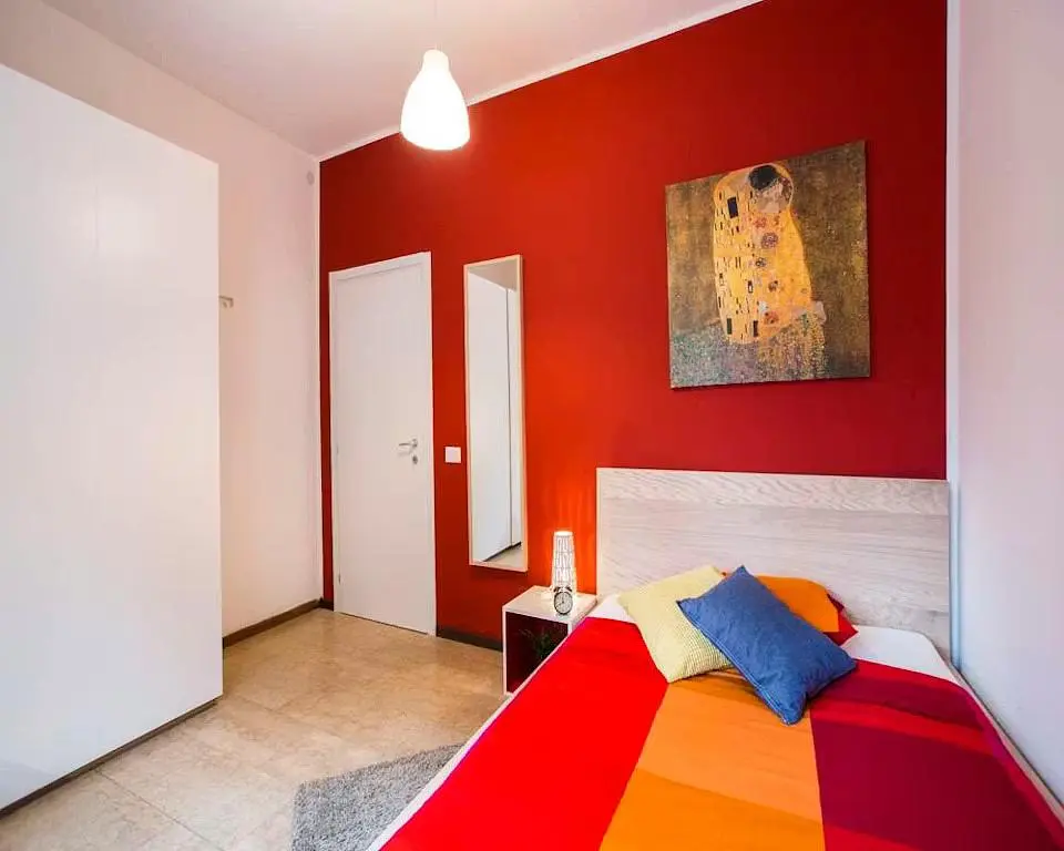 Cuisine; électroménager, parquet, lumière naturelle, style moderne, rénové