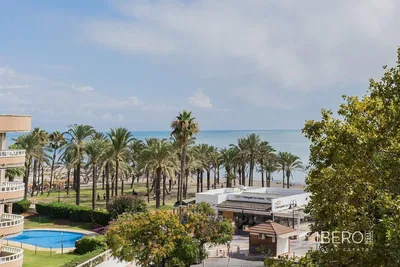 Дневна соба; дрвени под, природно светло, модерни стил, високи плафони