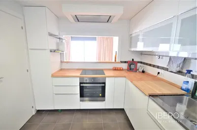 Σαλόνι; ξύλινο πάτωμα, φυσικό φως, μοντέρνο στυλ, ψηλά ταβάνια