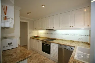 Wohnzimmer; holzboden, tageslicht, moderner stil, hohe decken