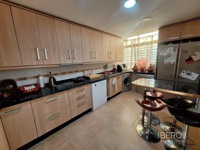 Σαλόνι; ξύλινο πάτωμα, φυσικό φως, μοντέρνο στυλ, ψηλά ταβάνια