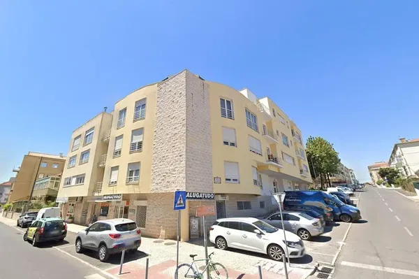 Woonkamer; houten vloer, natuurlijk licht, moderne stijl, hoge plafonds