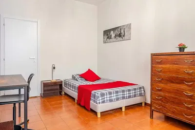 Kuchnia; sprzęt kuchenny, podłoga drewniana, światło dzienne, styl nowoczesny, wyremontowany