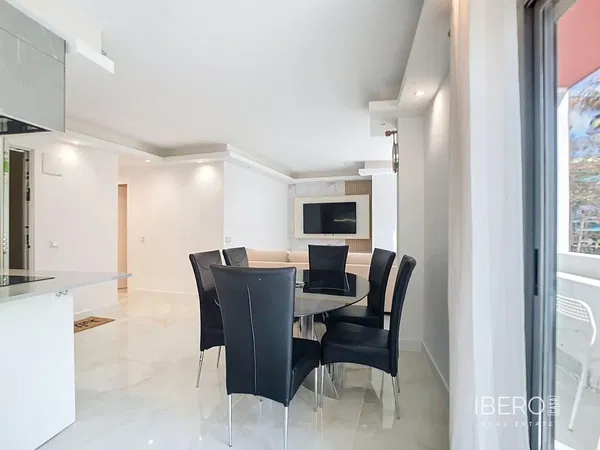 Σαλόνι; ξύλινο πάτωμα, φυσικό φως, μοντέρνο στυλ, ψηλά ταβάνια