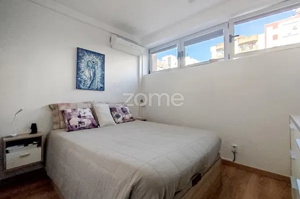 Σαλόνι; ξύλινο πάτωμα, φυσικό φως, μοντέρνο στυλ, ψηλά ταβάνια