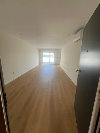 Wohnzimmer; holzboden, tageslicht, moderner stil, hohe decken