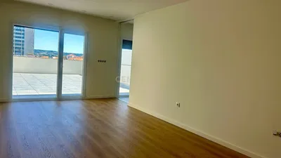 Living room; wood floor, natural light, modern style, high ceiling