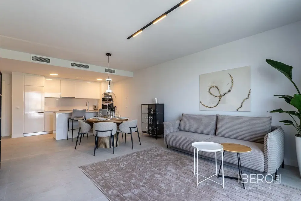 Σαλόνι; ξύλινο πάτωμα, φυσικό φως, μοντέρνο στυλ, ψηλά ταβάνια