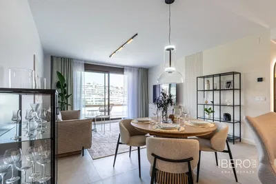 Σαλόνι; ξύλινο πάτωμα, φυσικό φως, μοντέρνο στυλ, ψηλά ταβάνια