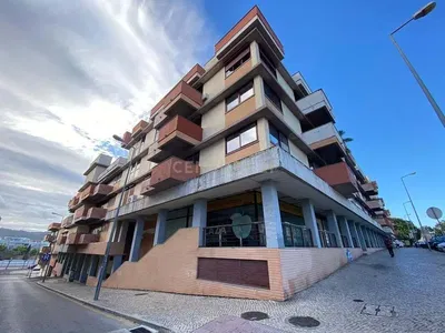 Soggiorno; pavimento in legno, luce naturale, stile moderno, soffitti alti