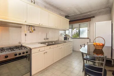 Oturma odası; ahşap zemin, doğal ışık, modern stil, yüksek tavan