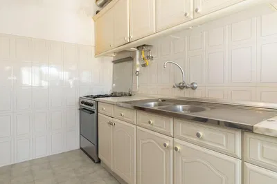 Oturma odası; ahşap zemin, doğal ışık, modern stil, yüksek tavan