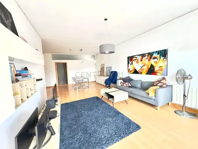 Living room; wood floor, natural light, modern style, high ceiling
