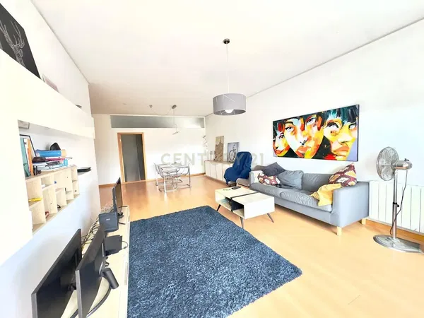 Oturma odası; ahşap zemin, doğal ışık, modern stil, yüksek tavan