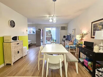 Oturma odası; ahşap zemin, doğal ışık, modern stil, yüksek tavan