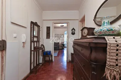 Obývačka; drevená podlaha, prirodzené svetlo, moderný štýl, vysoké stropy