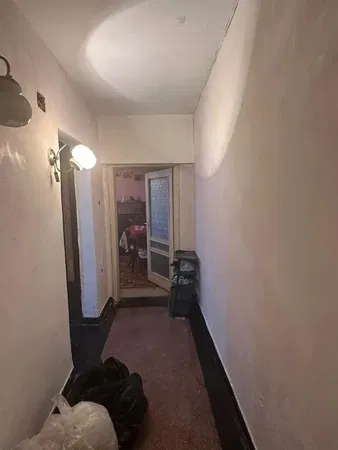 Woonkamer; houten vloer, natuurlijk licht, moderne stijl, hoge plafonds