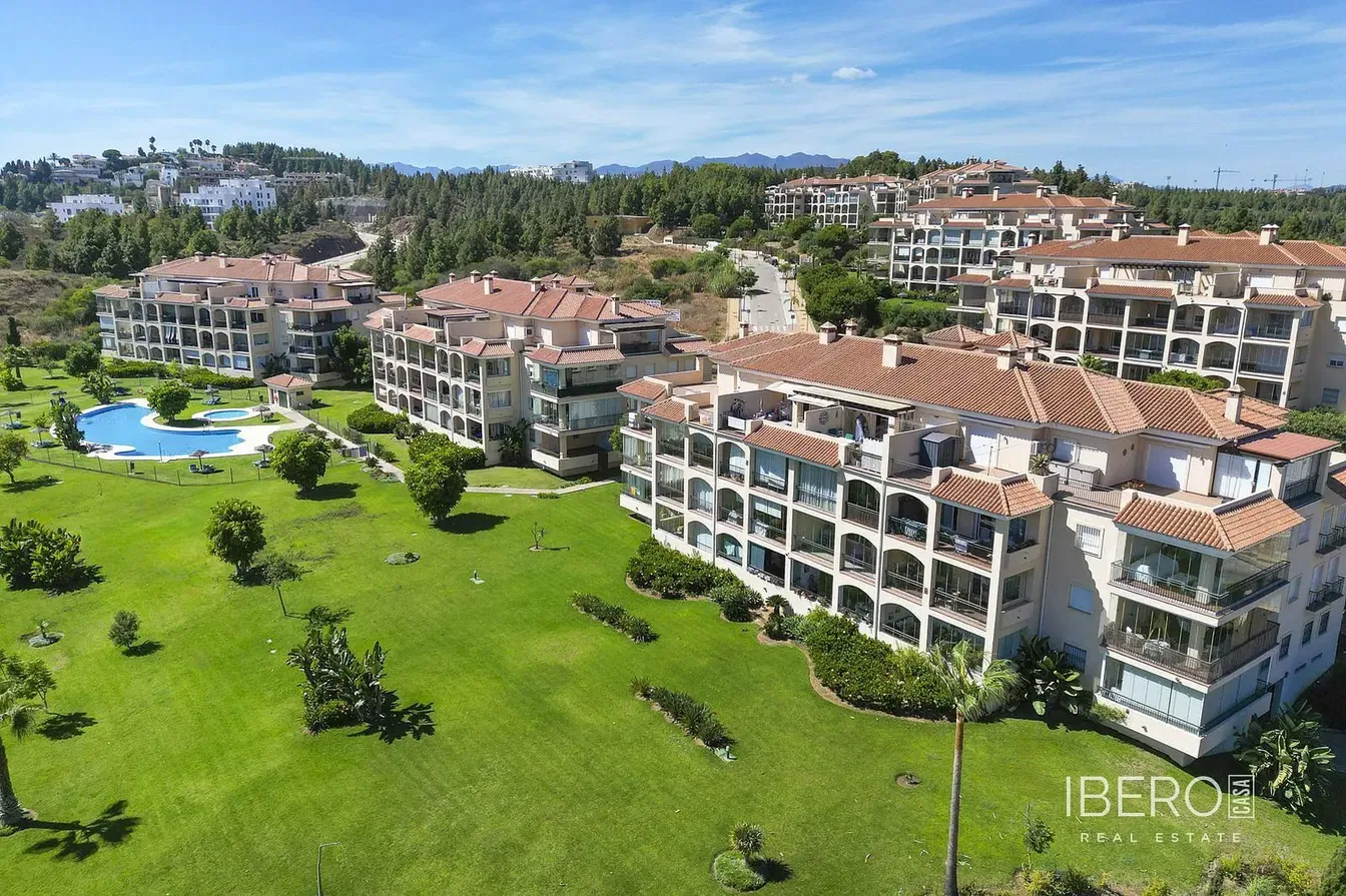 Wohnzimmer; holzboden, tageslicht, moderner stil, hohe decken