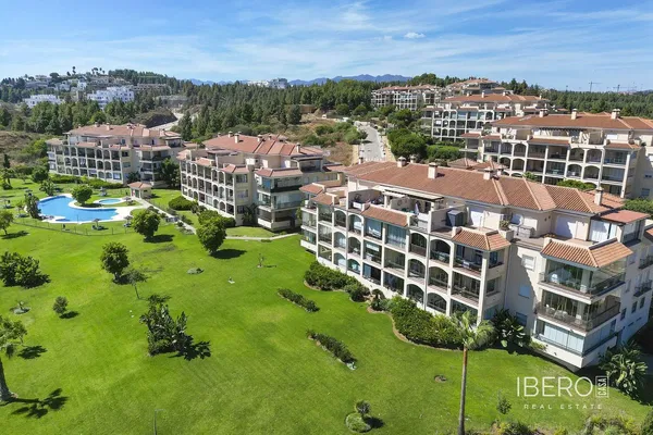 Sala de estar; chão de madeira, luz natural, estilo moderno, teto alto