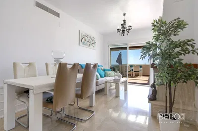 Sala de estar; chão de madeira, luz natural, estilo moderno, teto alto