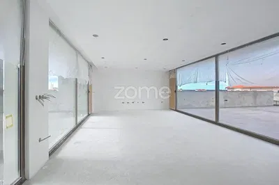 Wohnzimmer; holzboden, tageslicht, moderner stil, hohe decken