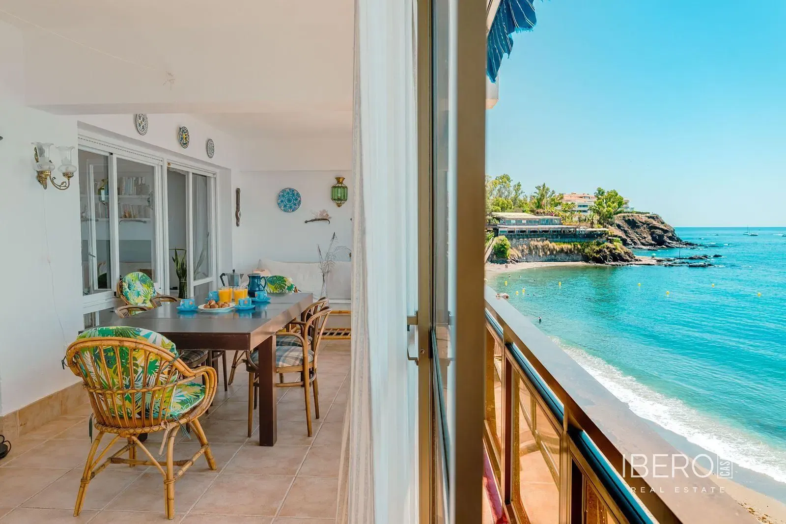 Sala de estar; chão de madeira, luz natural, estilo moderno, teto alto