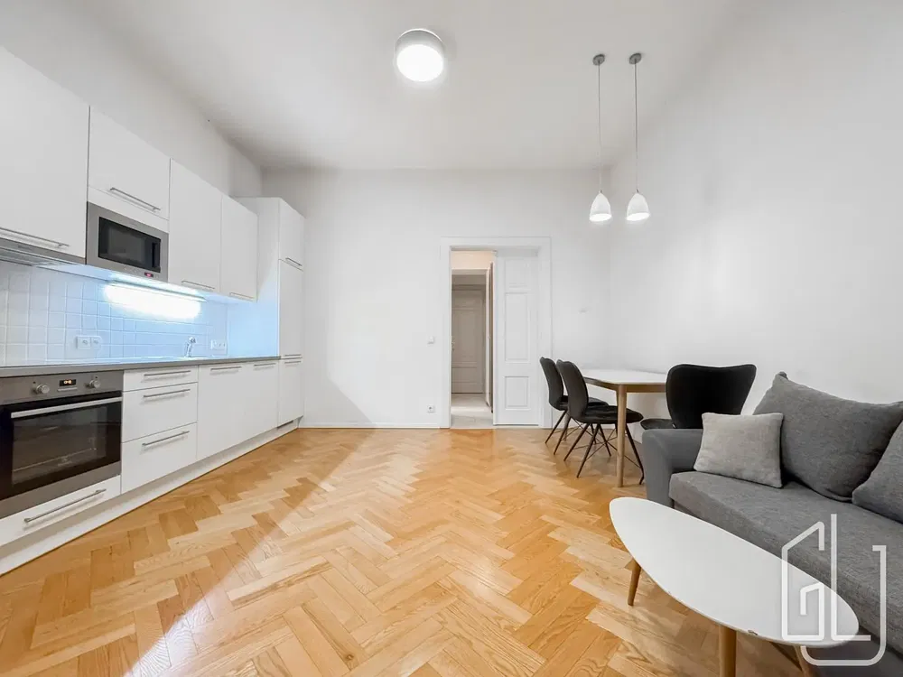 Σαλόνι; ξύλινο πάτωμα, φυσικό φως, μοντέρνο στυλ, ψηλά ταβάνια