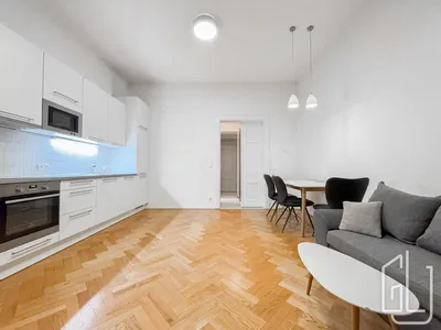 Σαλόνι; ξύλινο πάτωμα, φυσικό φως, μοντέρνο στυλ, ψηλά ταβάνια