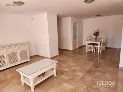 Sala de estar; chão de madeira, luz natural, estilo moderno, teto alto