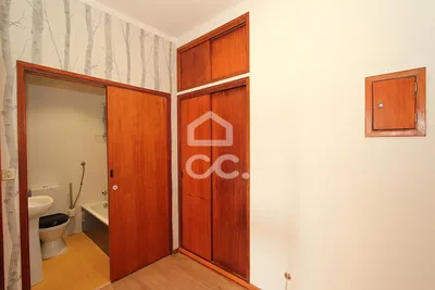 Σαλόνι; φυσικό φως, ξύλινο πάτωμα, μοντέρνο στυλ, ψηλά ταβάνια