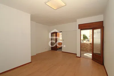 Kuhinja; kuhinjski aparati, drveni pod, prirodno svjetlo, moderni stil, renoviran