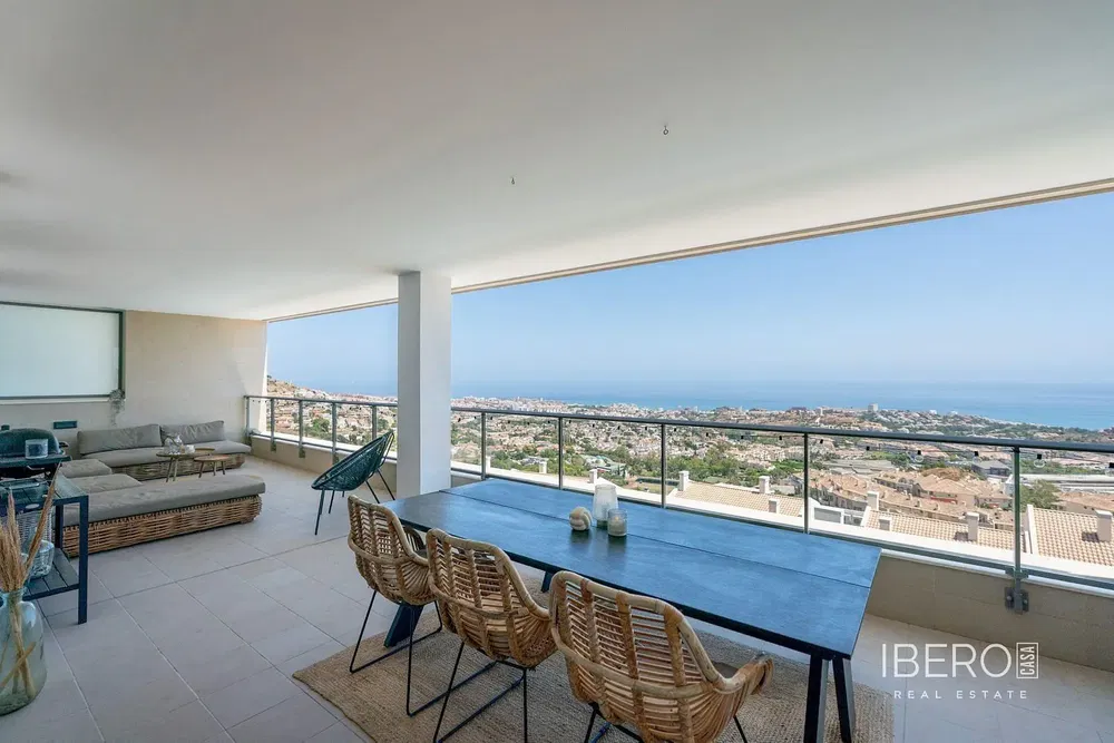 Sala de estar; chão de madeira, luz natural, estilo moderno, teto alto